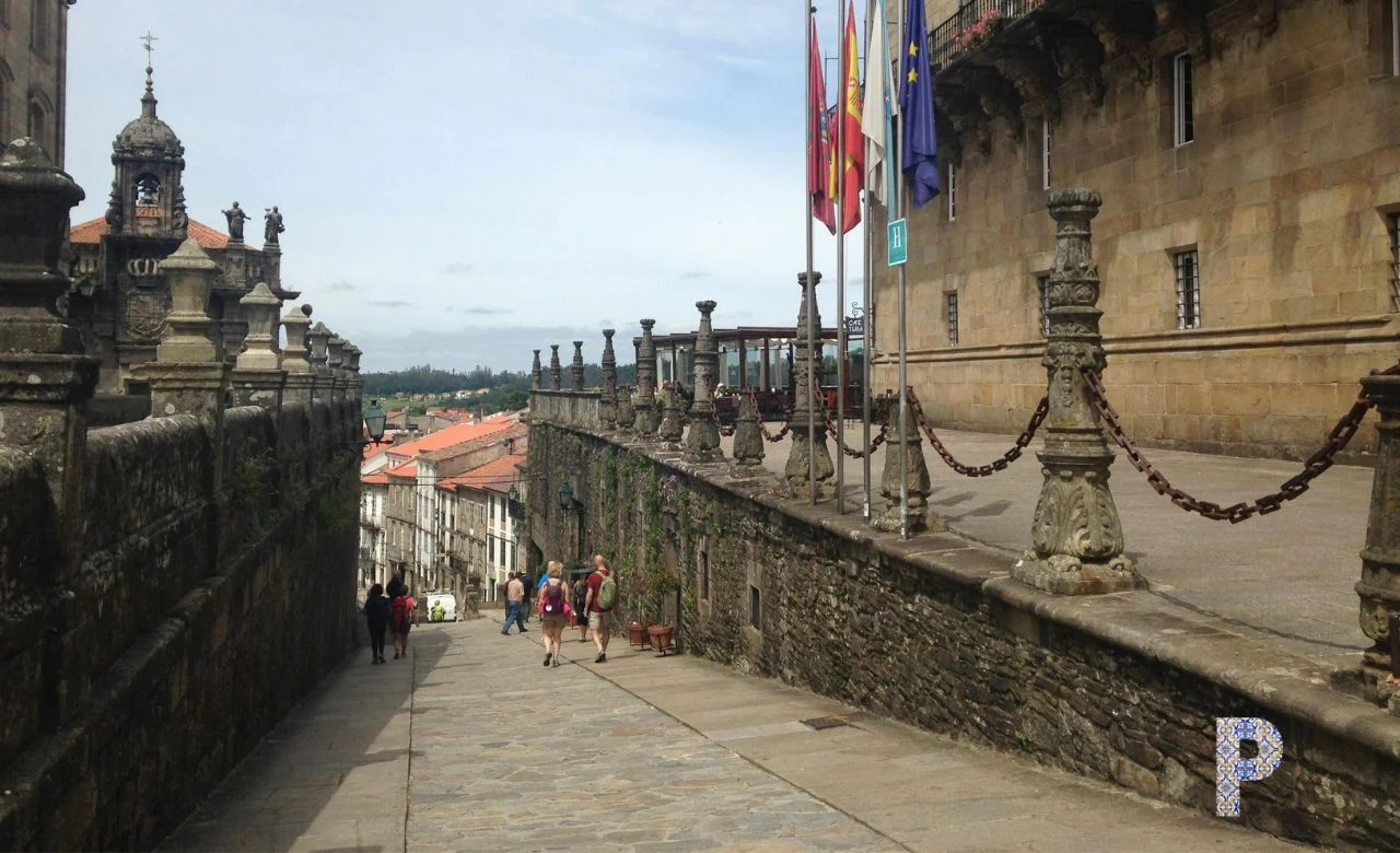 santiago, street Dag 15 van Caminho da Geira e dos Arrieiros | 16-daagse wandelreis, natuurlijk bij Portucale.